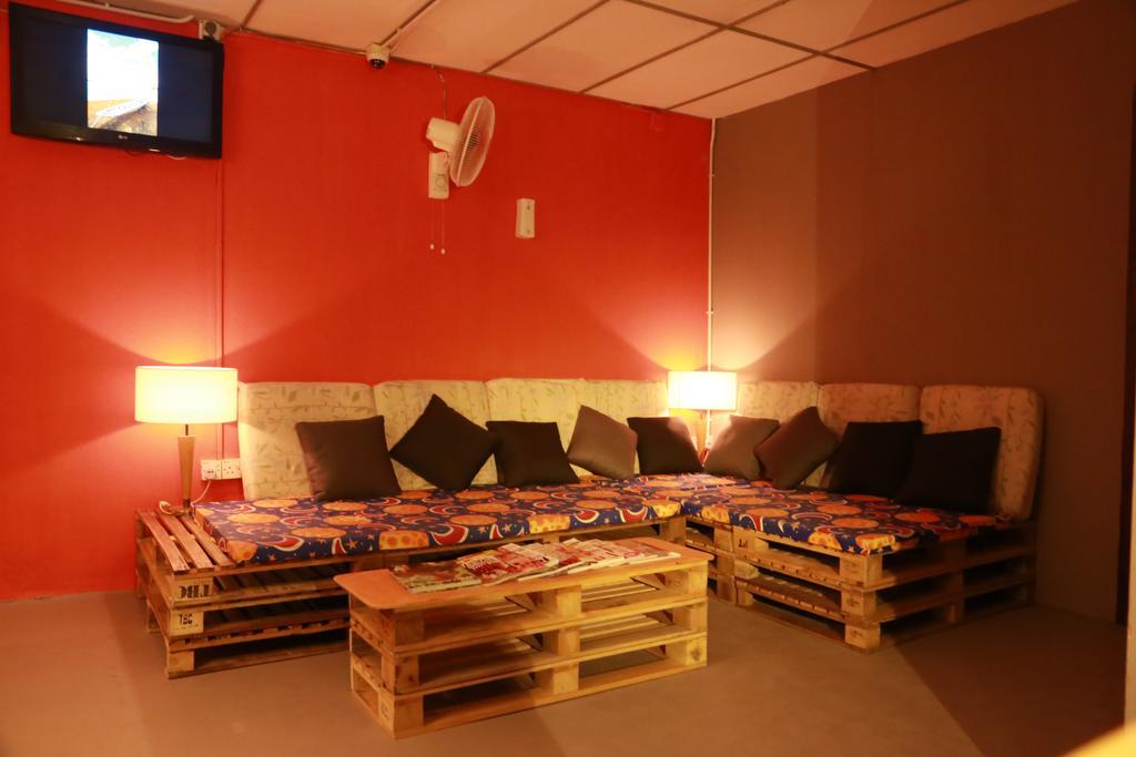 Gibbon Guesthouse Kuching Exterior foto